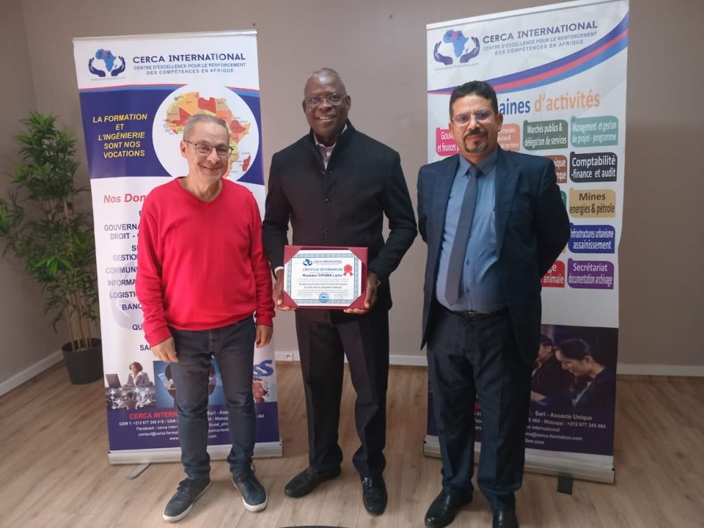Remise d’un certificat de formation à un participant – CERCA International, Casablanca